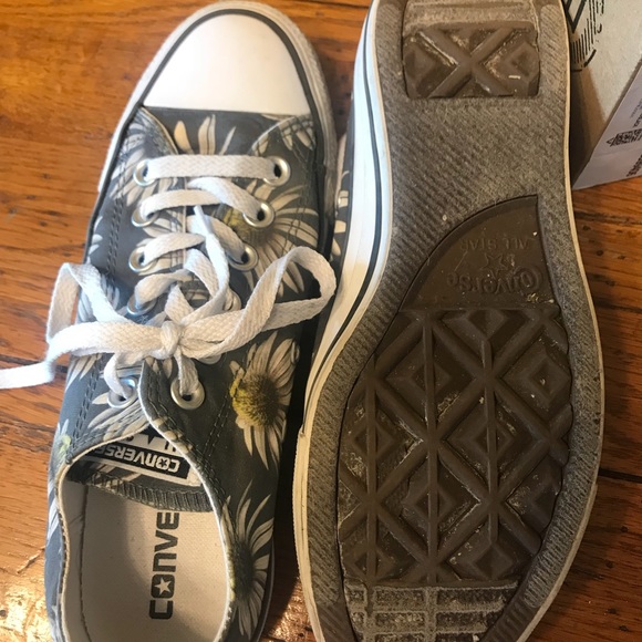 Women’s size 7 Daisy Print Converse. Hard to find! - Picture 2 of 4